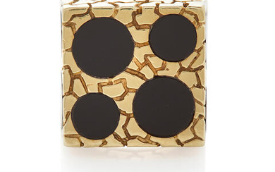 A 14K GOLD AND ONYX RING