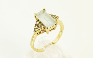A 14ct YELLOW GOLD AND DIAMOND RING
