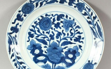 A CHINESE BLUE AND WHITE PORCELAIN DISH, decorated with