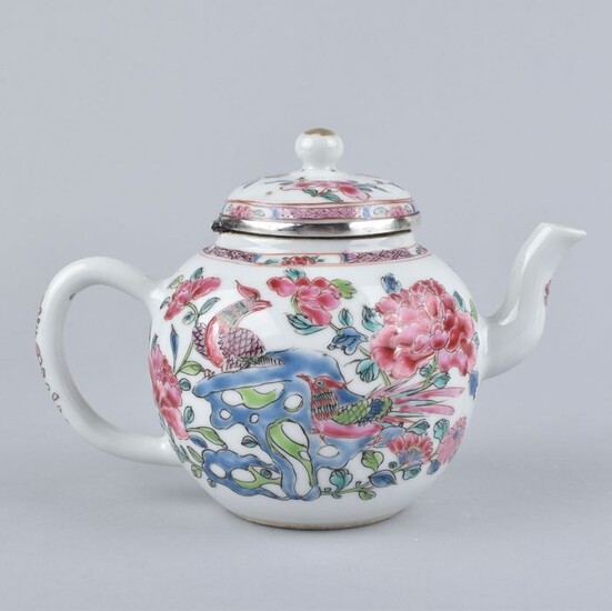 A CHINESE FAMILLE ROSE TEAPOT DECORATED WITH TWO PHEASANTS - Porcelain - China - Yongzheng (1723-1735)