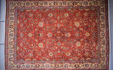A CIRCA 1970s PERSIAN SAROUQ CARPET, 100% WOOL. HAND-KNOTTED CIITY WEAVE WITH CLASSIC SAROUQ DESIGN OF ALL-OVER BOLD PALMETTES, FLOR...
