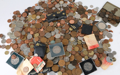 A COLLECTION OF GB AND WORLD COINS (QTY).