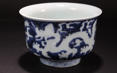 A Chinese Blue and White Dragon-decorating Porcelain Fortune Cup