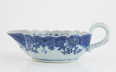 A Chinese export porcelain blue and white sauce boat, Qing dynasty, Qianlong (1736-95).