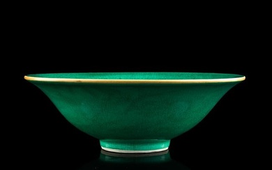 A Chinese green-ground ge-glazed bowl, 19th century