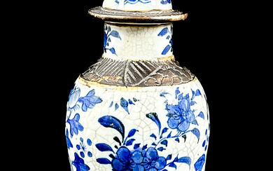 A Chinese porcelain lockurn, early 20th century.