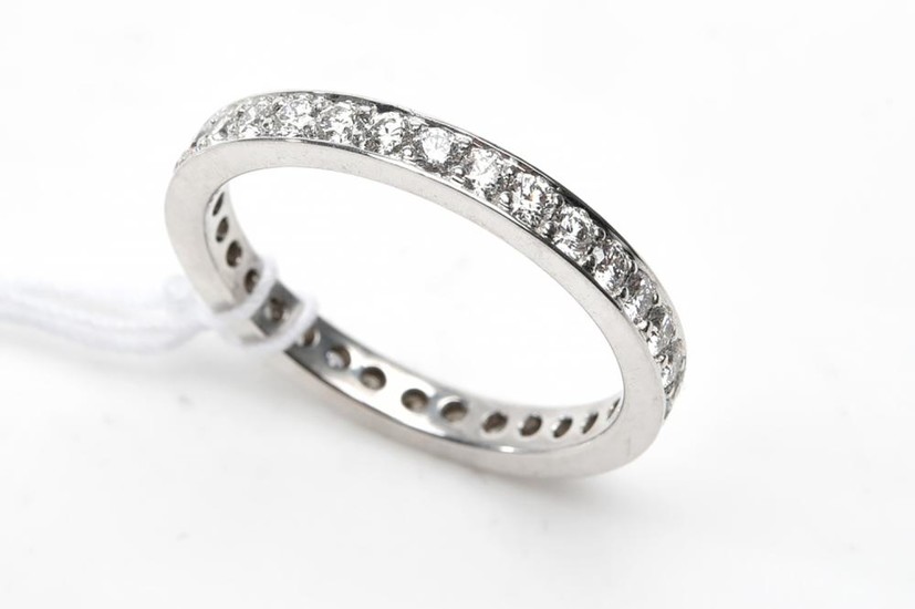 A DIAMOND ETERNITY RING IN 18CT WHITE GOLD