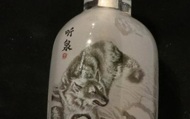 A GLASS SNUFF BOTTLE WITH PAINTING
