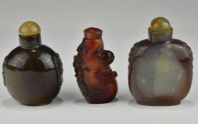 A GROUP OF THREE 19TH CENTURY CHINESE AGATE SNUFF BOTTLES