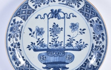 A LARGE EARLY 18TH CENTURY CHINESE EXPORT BLUE AND WHITE PORCELAIN DISH Kangxi/Yongzheng. 28 cm diam