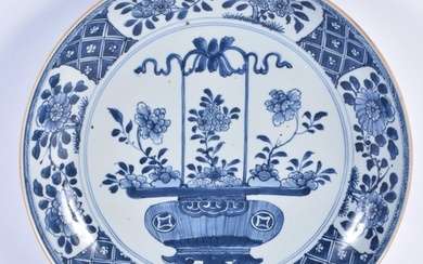 A LARGE EARLY 18TH CENTURY CHINESE EXPORT BLUE AND WHITE POR...