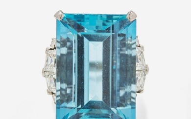 A Ladies Platinum and Aquamarine Diamond Ring