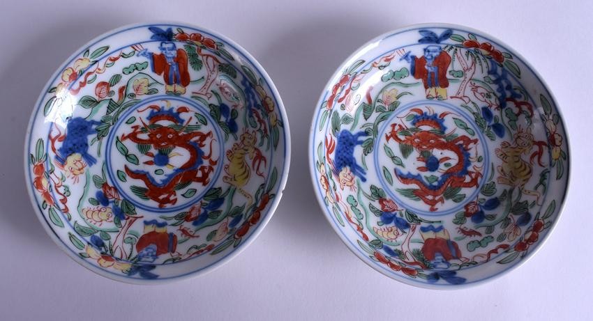 A PAIR OF 19TH CENTURY CHINESE WUCAI PORCELAIN DISHES
