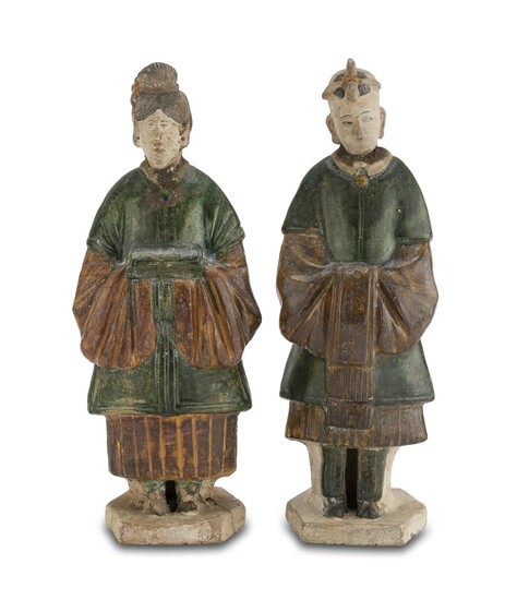A PAIR OF CHINESE GLAZED CERAMIC SCULPTURES REPRESENTING ORDERLIES 20TH CENTURY.