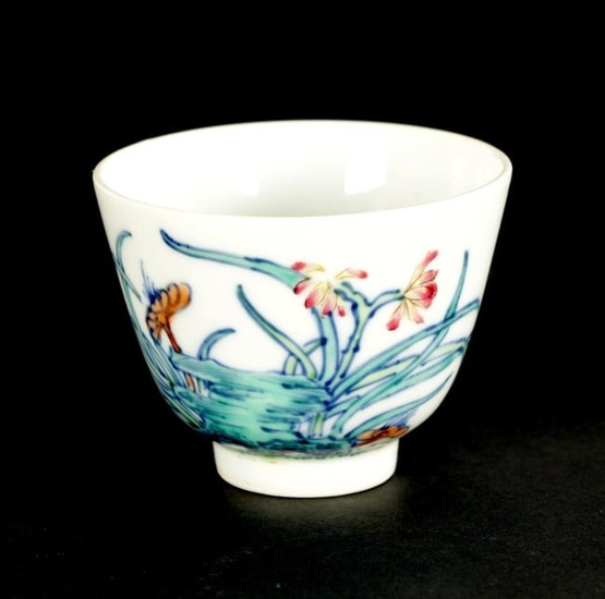 A SMALL CHINESE QING DYNASTY DOCAI PORCELAIN ORCHID FLOWER CUP