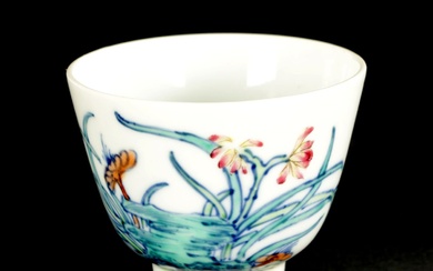 A SMALL CHINESE QING DYNASTY DOCAI PORCELAIN ORCHID FLOWER...