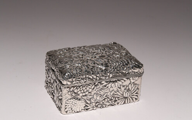A SMALL JAPANESE SILVER BOX AND COVER