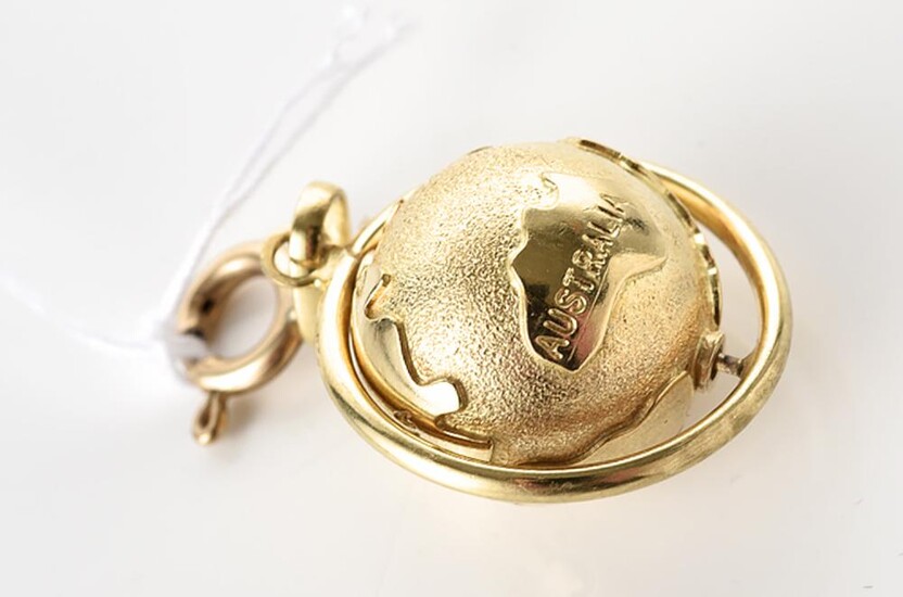 A SPINNING GLOBE CHARM IN 9CT GOLD, 5.8GMS
