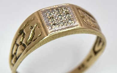 A VINTAGE GENTS 9K YELLOW GOLD DIAMOND BAND RING WITH PATTER...