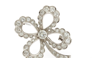 A diamond brooch in the shape of a clover set with numerous brilliant-cut diamonds, mounted in 18k white gold. L. 2.8 cm.