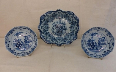 A fruit bowl "De Lampetkan" brand and 2 Delft blue earthenware compote dishes. Period: 18th century.