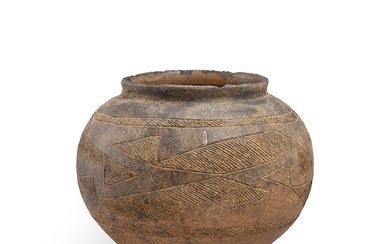 A gray pottery jar with incised designs, Probably Angangxi Culture, 5th - 4th millenium BC 或昂昂溪文化 刻紋灰陶罐