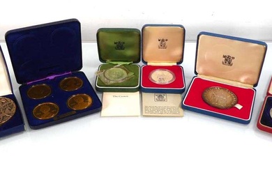 A group of collectable coins including a 1977 silver crown,...