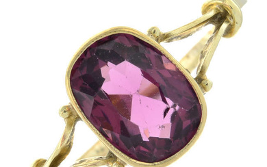 A late Victorian 15ct gold garnet single-stone ring, with openwork shoulders.