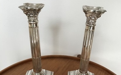 A pair of English Georg III style silver candlesticks. Silvermaster A.Taite and Sons, London 1963. H. 26 cm. Foot 10×10 cm. Weight 341/317g. (2)