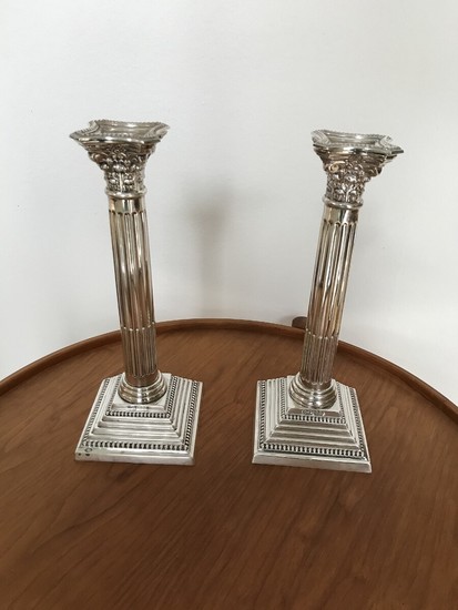 A pair of English Georg III style silver candlesticks. Silvermaster A.Taite and Sons, London 1963. H. 26 cm. Foot 10×10 cm. Weight 341/317g. (2)