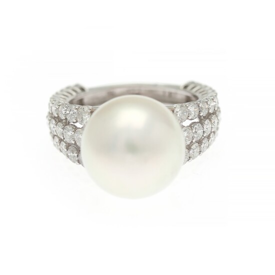 A pearl and diamond ring with a cultured South Sea pearl flanked by numerous diamonds weighing app. 1.73 ct., mounted in 18k white gold. Size 53.