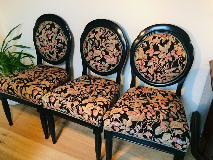 A set of three mahogany chairs with medallion back, seat and back upholstered with floral cover, c. 1880. H. 93.5 cm. (3)