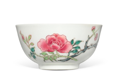 A small famille-rose 'peony' bowl, Qing dynasty, Yongzheng period | 清雍正 粉彩花卉紋小盌