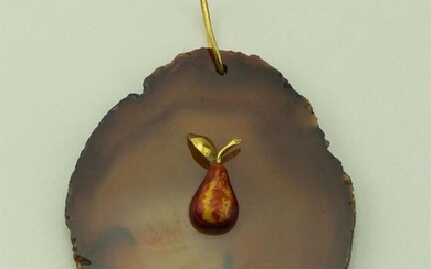AGATE PENDANT WITH 18K YELLOW GOLD ENAMEL PEAR