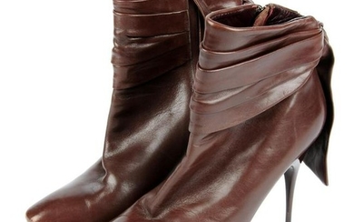 ALEXANDER MCQUEEN - a pair of ankle boots. Crafted from