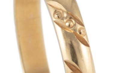 AN 18CT GOLD BAND; 3mm wide rounded band with engraved pattern size S, wt. 2.66g.