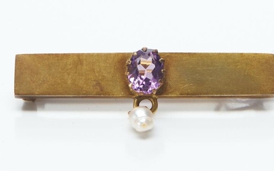 AN AMETHYST AND PEARL DROP BAR BROOCH IN 15CT GOLD, 40MM, 3GMS