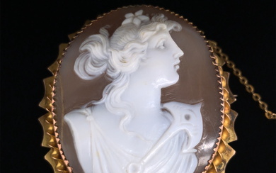 AN ANTIQUE CARVED SHELL CAMEO MOUNTED BROOCH DEPICTING A MAIDEN WITH FLOWING HAIR WITH AN ANCHOR