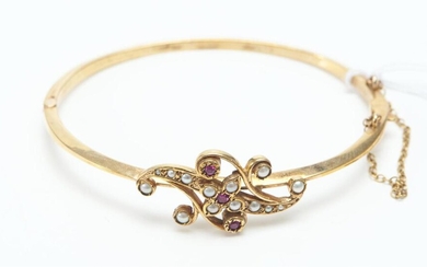 AN ANTIQUE RUBY AND SEED PEARL HINGED BANGLE IN 9CT GOLD, HALLMARKED SHEFFIELD, INNER DIAMETER 60MM, 16.3GMS