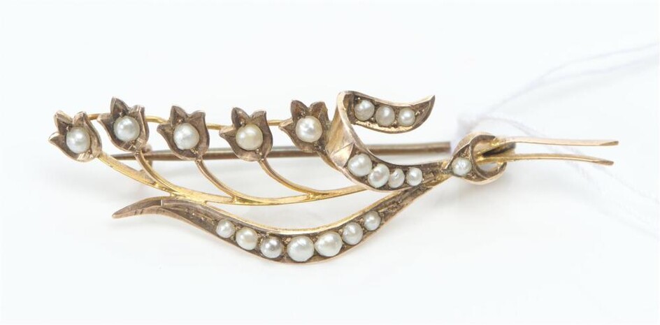 AN ANTIQUE SEED PEARL BROOCH IN 9CT GOLD, BY WILLIS & SONS, MELBOURNE, HALLMARKED, LENGTH 53MM, 2.8GMS