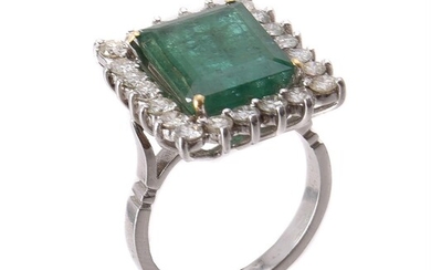 AN EMERALD AND DIAMOND CLUSTER DRESS RING