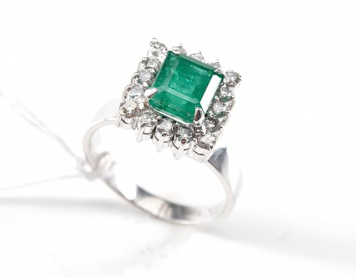 AN EMERALD AND DIAMOND SQUARE CLUSTER RING IN 14CT WHITE GOLD, SIZE K, 4.8GMS