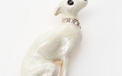 AN ENAMELLED AND PASTE SET BROOCH FEATURING A GREYHOUND, TOTAL LENGTH 40MM