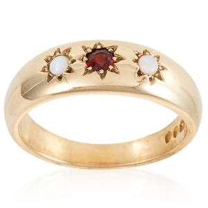 AN OPAL AND GARNET RING in yellow gold, set with a