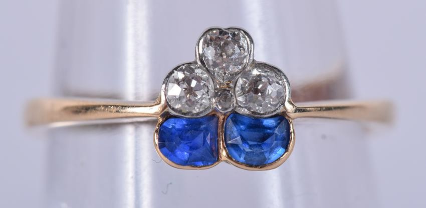 AN UNUSUAL 9CT GOLD DIAMOND AND SAPPHIRE RING. 1.6
