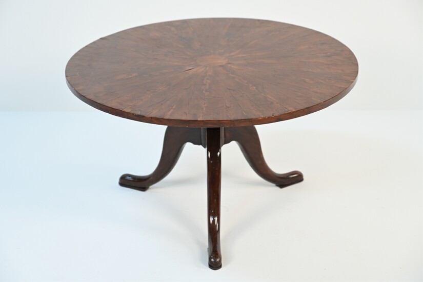 ANTIQUE-STYLE COFFEE TABLE