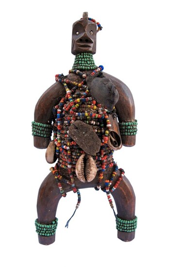 Afrique. Poupée Namji - Fali (Cameroun). Corps en bois sculpté recouvert de textile, de perles...