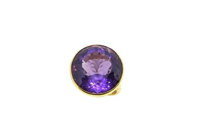 An 18ct gold amethyst ring