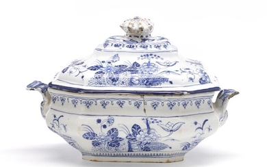 SOLD. An 18th c. Danish blue and white faience tureen, St. Kongensgade, Gierløf's period. L. incl. the handles 39 cm. – Bruun Rasmussen Auctioneers of Fine Art