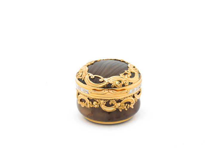 An 18th century gold-mounted agate box